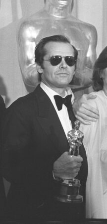 Photo of Jack Nicholson, holding award, 1976 Academy Awards (cropped). Created: March 30, 1976, Los Angeles Times, used under terms of Creative Commons, CC BY-SA 4.0.